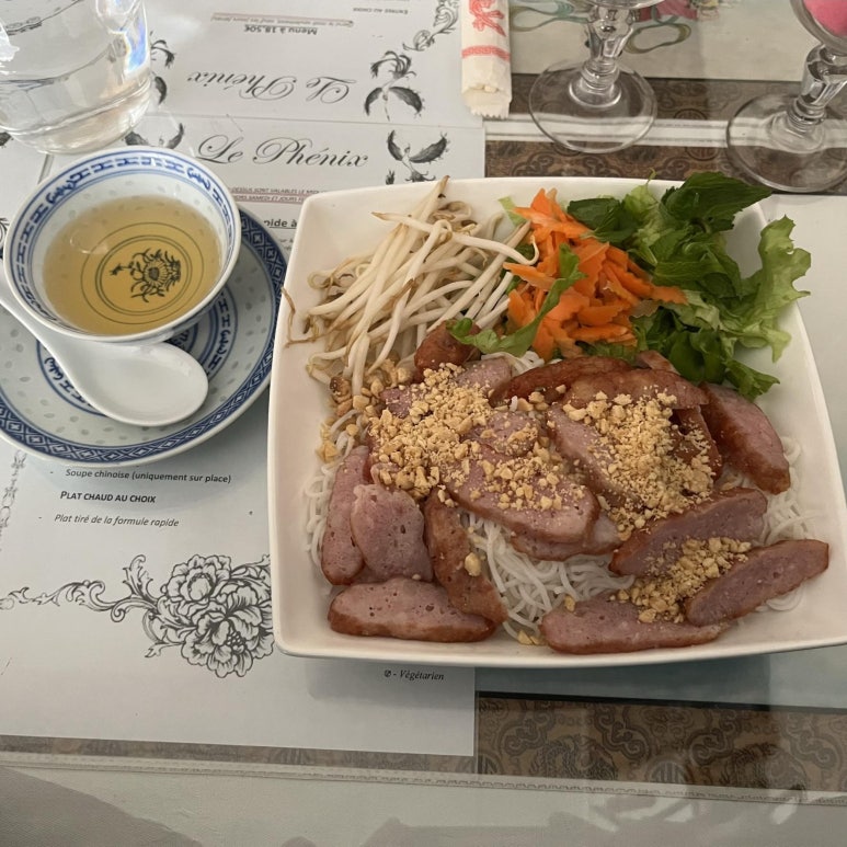 숙소에 체크인하고 메인 타운으로 가는 길에 있던 베트남 식당이었다.