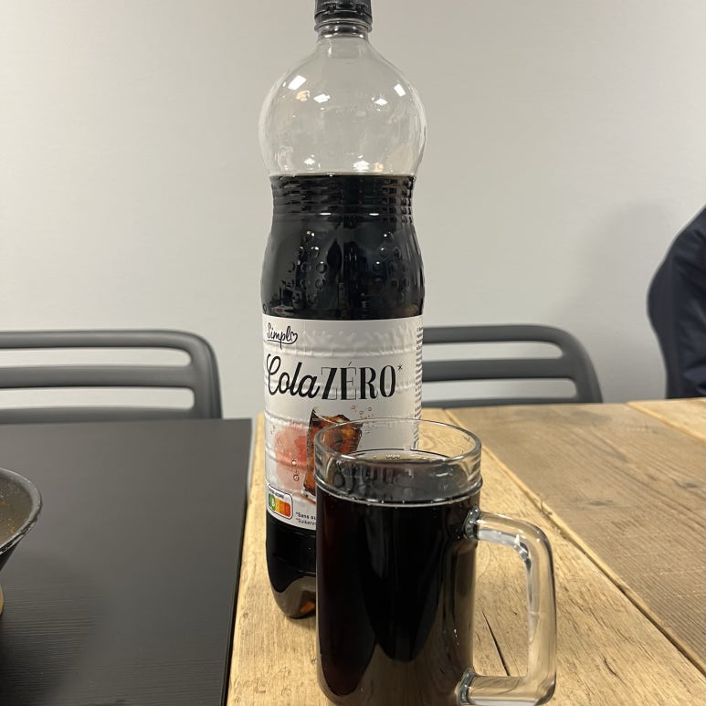 숙소에서 제로 콜라를 마시면서 하루를 마무리했다.