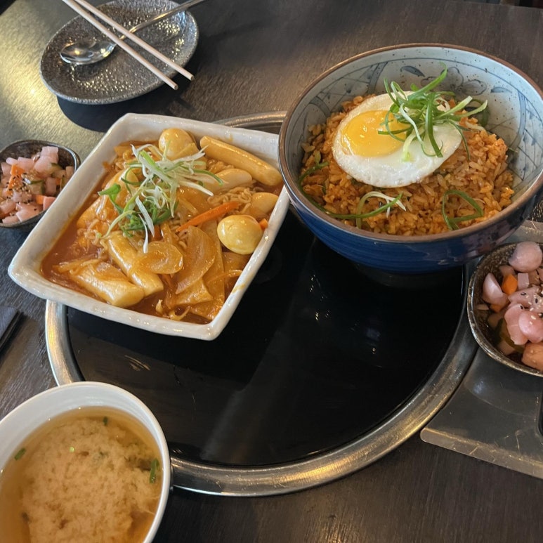 같이 밥을 먹을 사람을 구했었다.