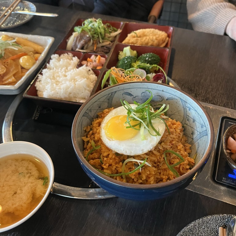 같이 밥을 먹을 사람을 구했었다.