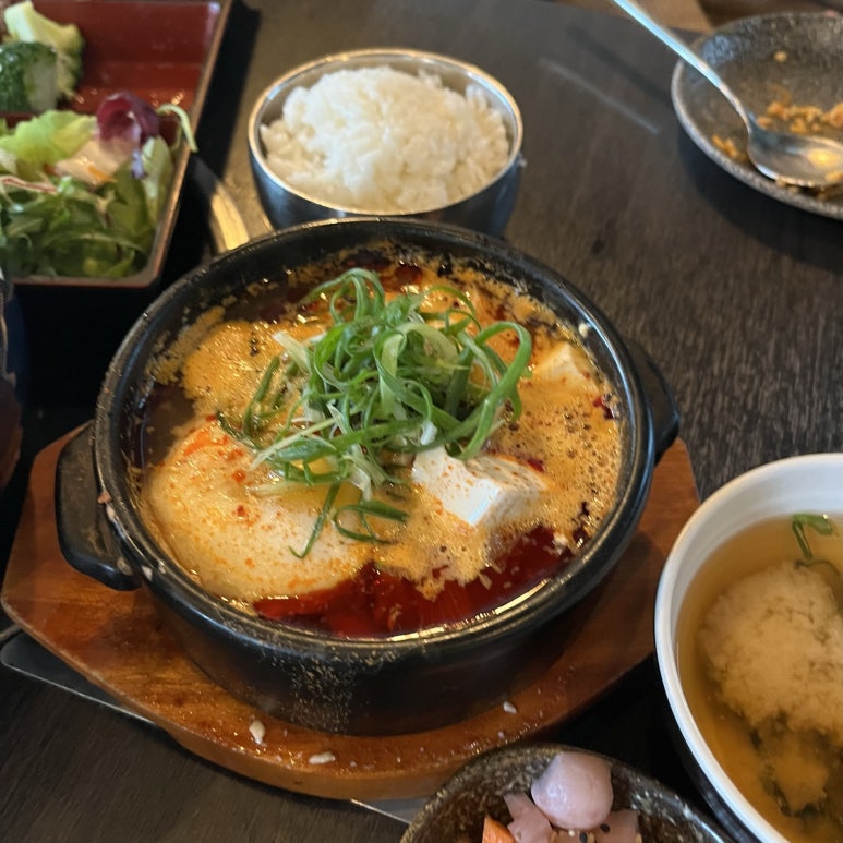 같이 밥을 먹을 사람을 구했었다.