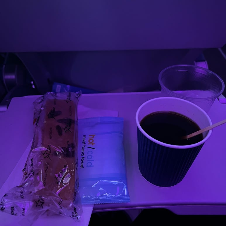 두 번째 기내식? 간식? 같은 게 나왔다.