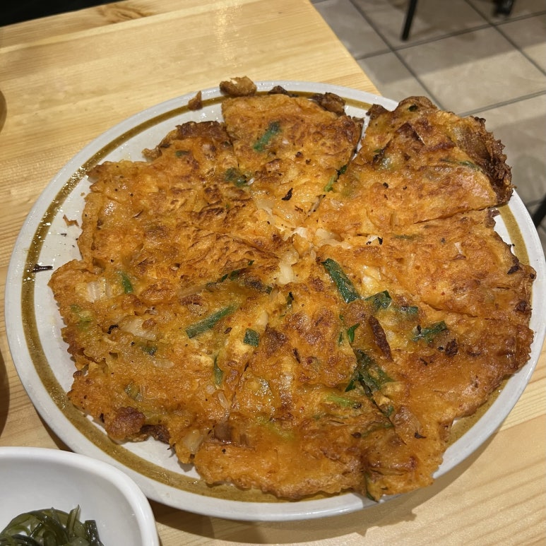 캐나다에서 처음 먹는 음식은 순대국밥과 김치전이었다.
