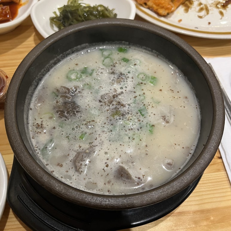 캐나다에서 처음 먹는 음식은 순대국밥과 김치전이었다.