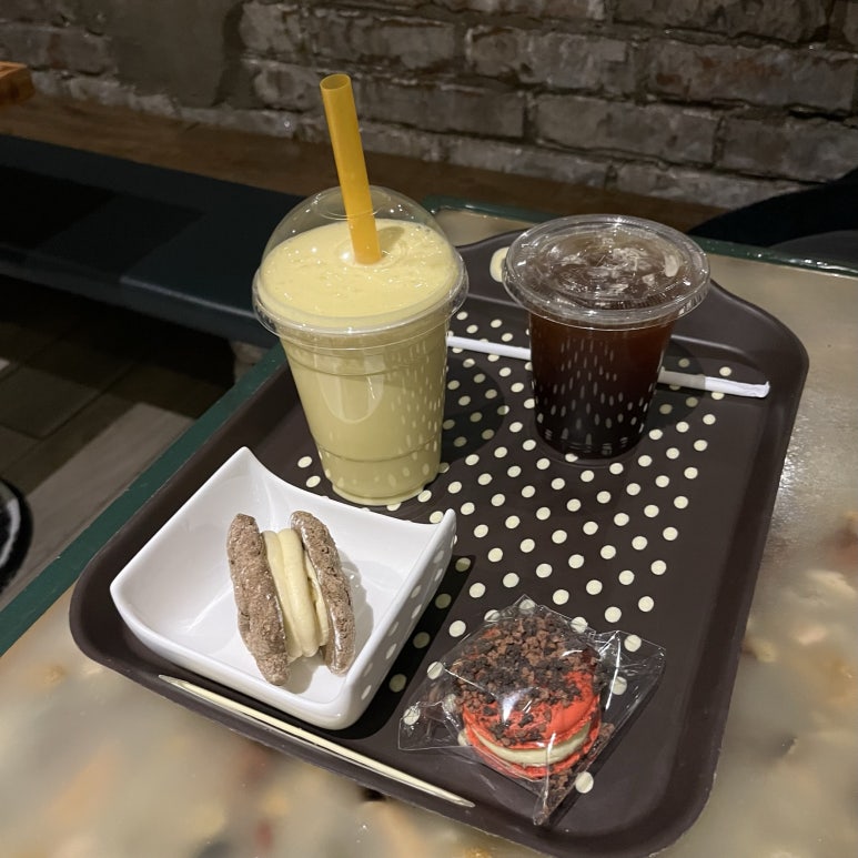 밥을 얻어먹어서 뭐라도 대접해 드리고 싶어서 근처 카페로 왔다.