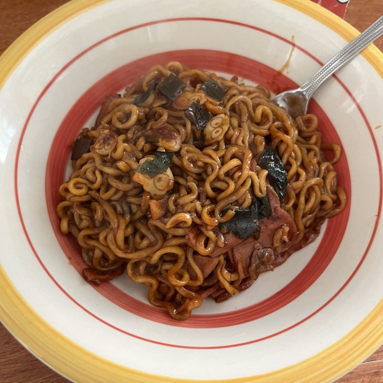 숙소로 돌아오면서 앵그리 짜파구리를 사 왔다.