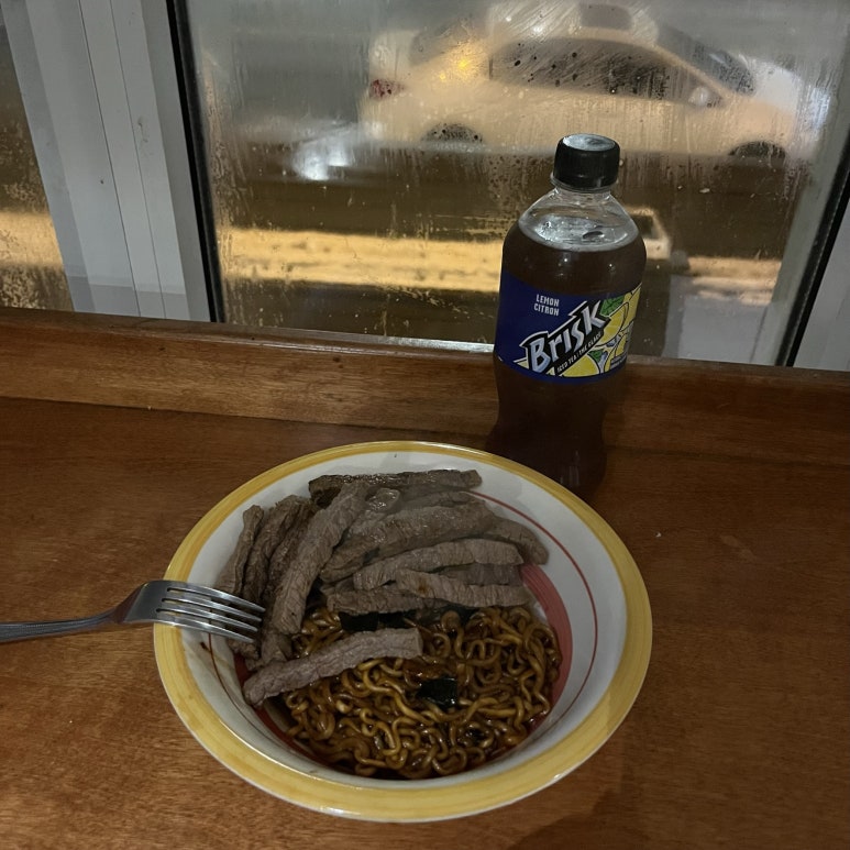 마무리로 앵그리 짜파구리인데 고기를 곁들인 저녁을 먹었다.