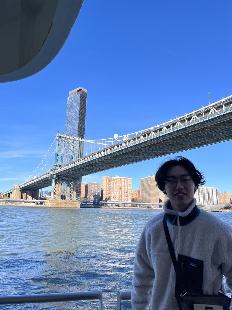 머리를 좀 자를까 고민하게되는 사진이다.