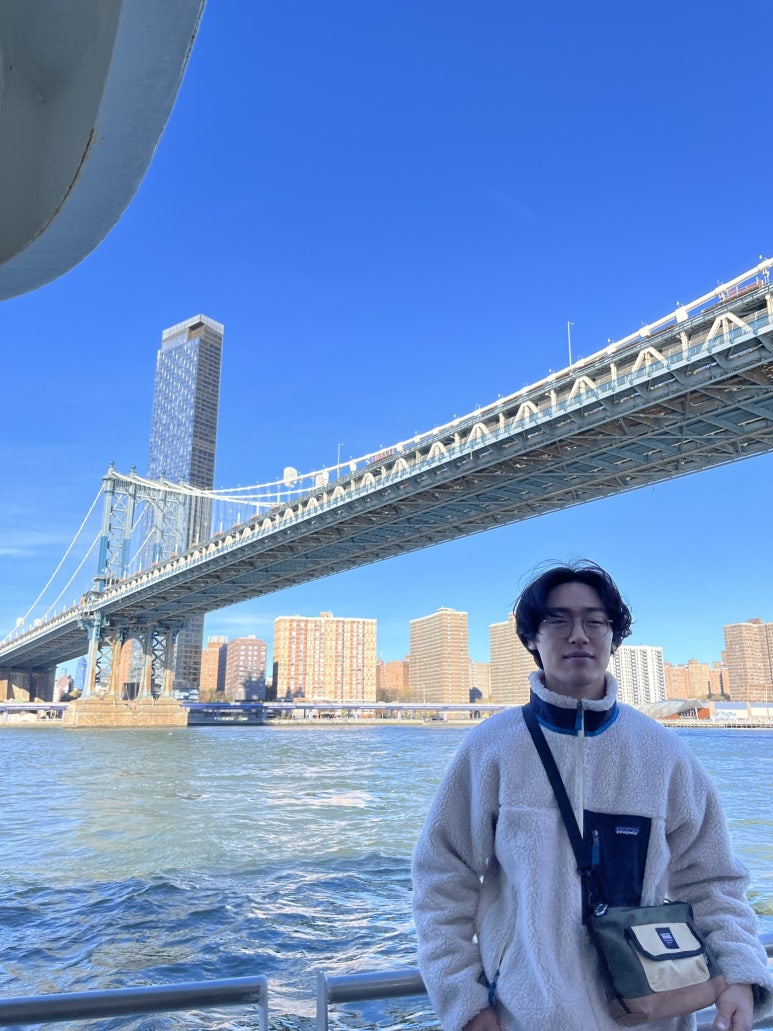 머리를 좀 자를까 고민하게되는 사진이다.