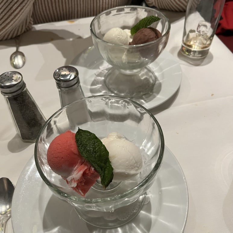 디저트로 아이스크림과 샤베트를 시켰는데 개인적으로는 샤베트가 더 맛있었다.