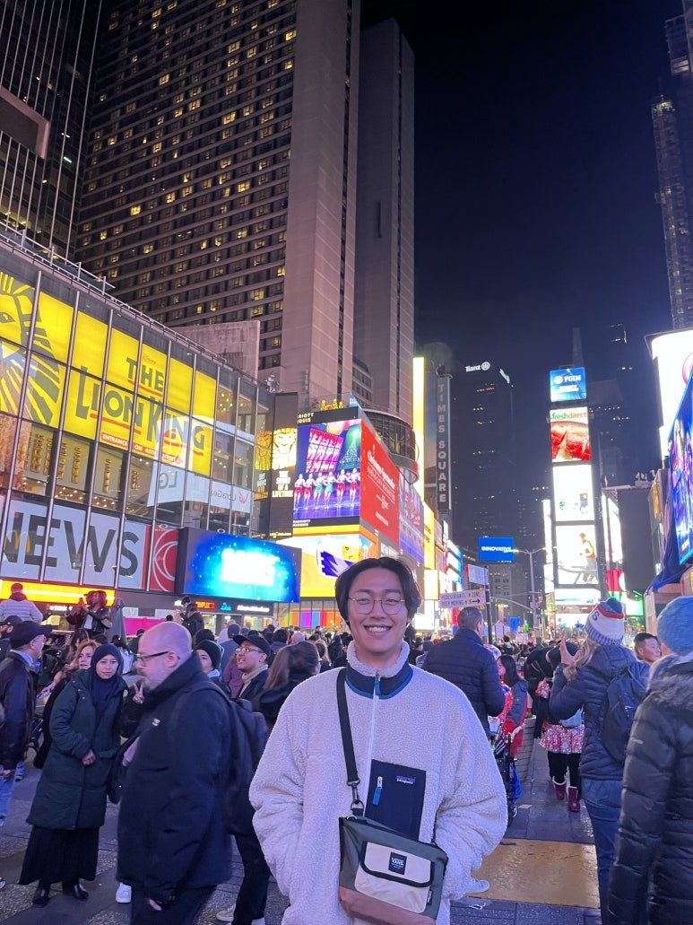 타임 스퀘어에서 사진을 찍긴 찍었는데……