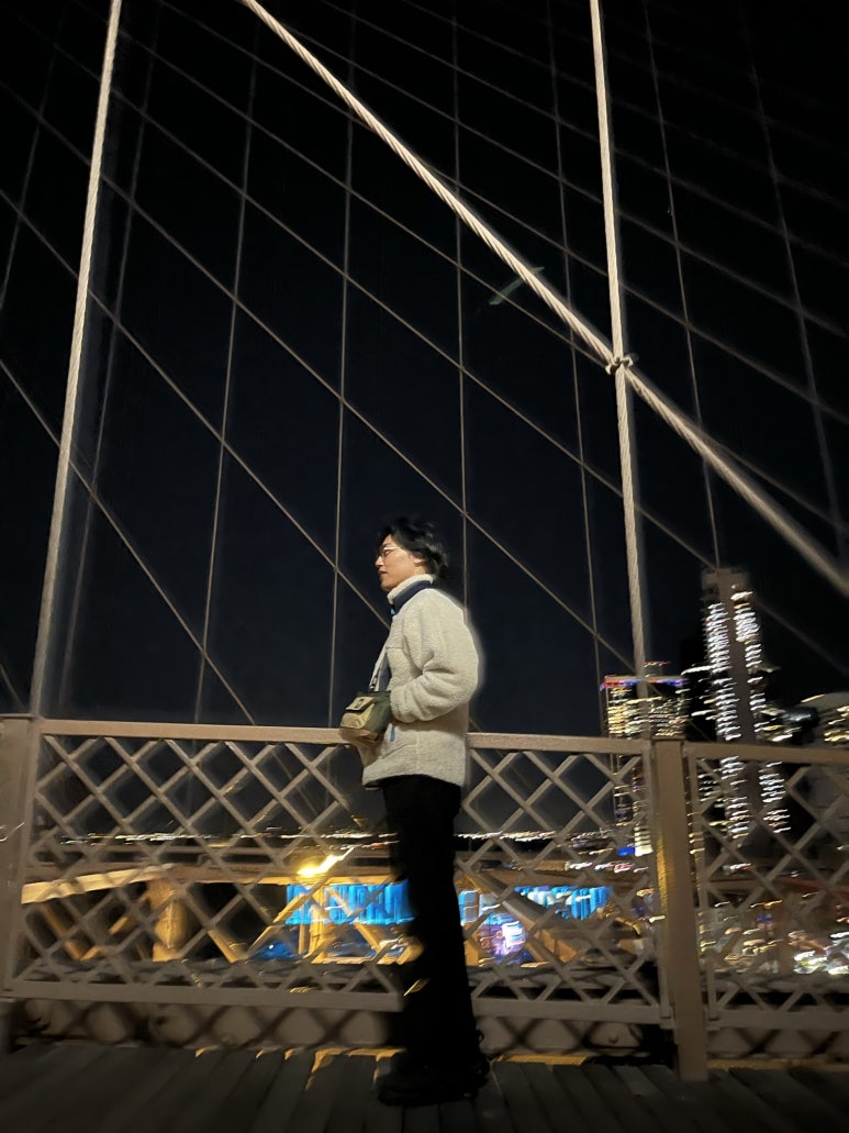 중간 중간에 서로 사진도 찍어주고 다리를 걷다보면 보이는 간의 상점에서 기념품도 구경했다.