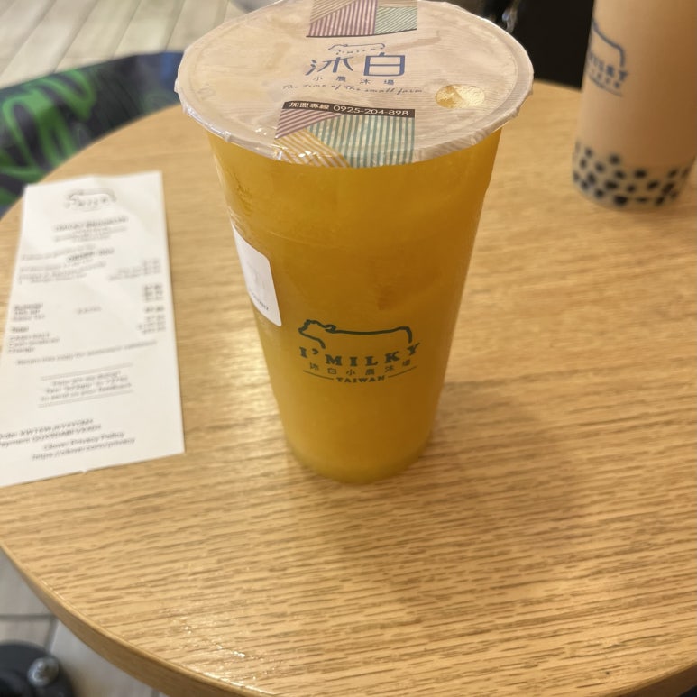 동행분과 만나서 근처에 밀크티? 가게에 들어왔다.