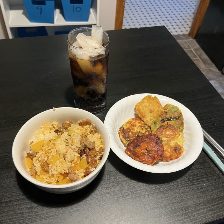 뉴욕 한인타운의 H마트에 들렀는데 모둠 전이 보이길래 잽싸게 집어 들고 숙소로 돌아왔다.