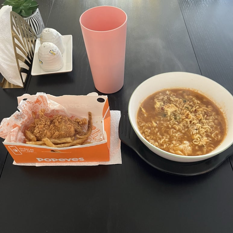 전 날 먹다 남은 치킨과 사장님께서 아침에 끓여주신 라면으로 하루를 시작했다.