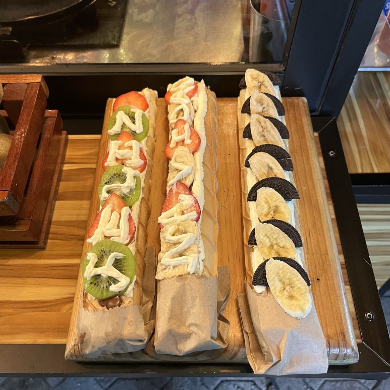 밥 먹고 산책을 하던 중에 맛있어 보이는 디저트가 있어서 반반씩 나눠 먹기로 했다.