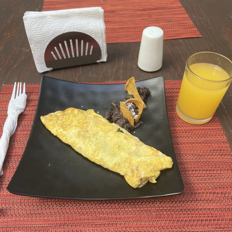 가장 무난한 메뉴인 오믈렛을 먹었다.