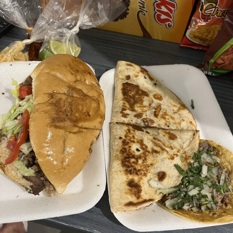 타코, 퀘사디아, 그리고 빵을 시켰는데 저 빵이 진짜 맛있었다.