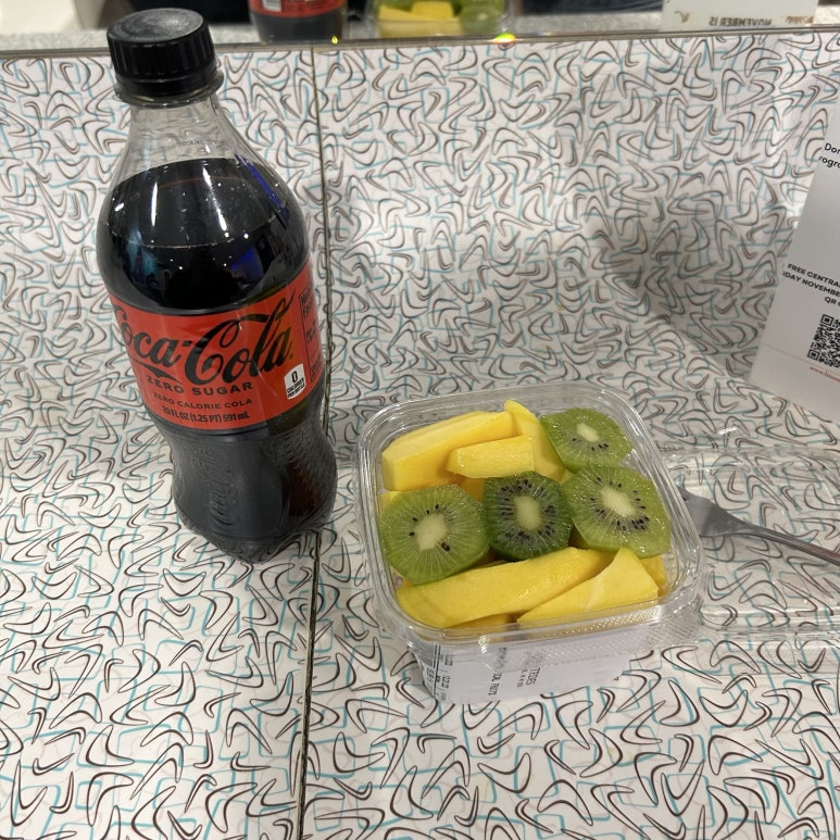 누나랑 헤어지고 숙소로 들어올 때 과일과 콜라도 사 왔다.