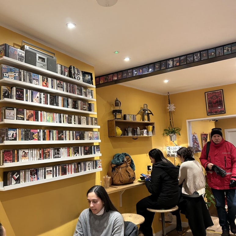 아침에 일어나서 에든버러 성에 가기 전에 성 근처에 있는 카페에서 샌드위치와 커피를 마셨다.