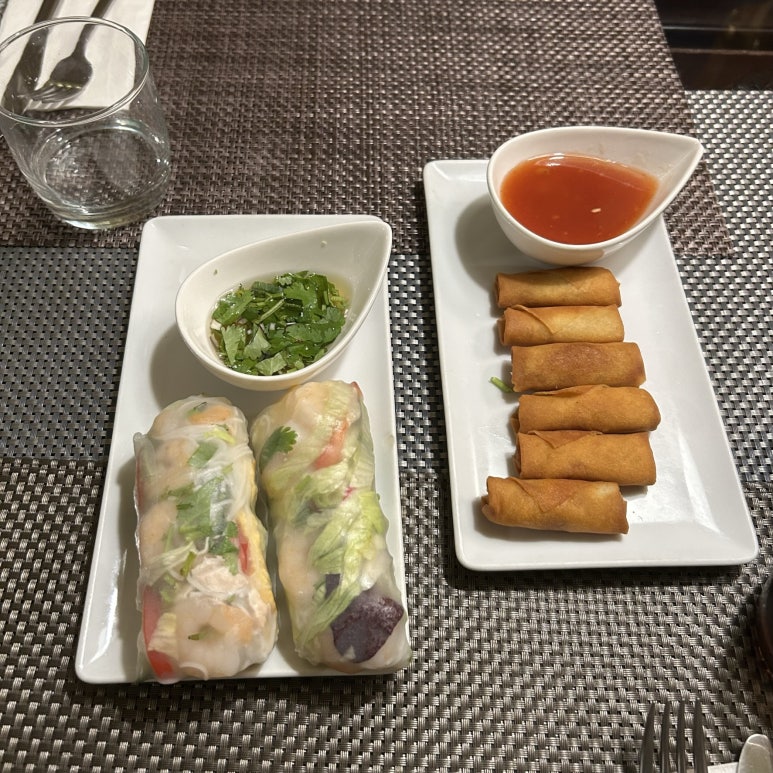 베트남 음식점에 와서 음식을 이것저것 시켜봤다.