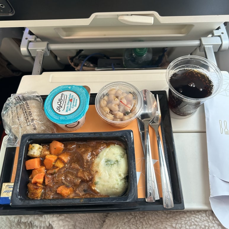 기내식도 야무지게 먹었다.