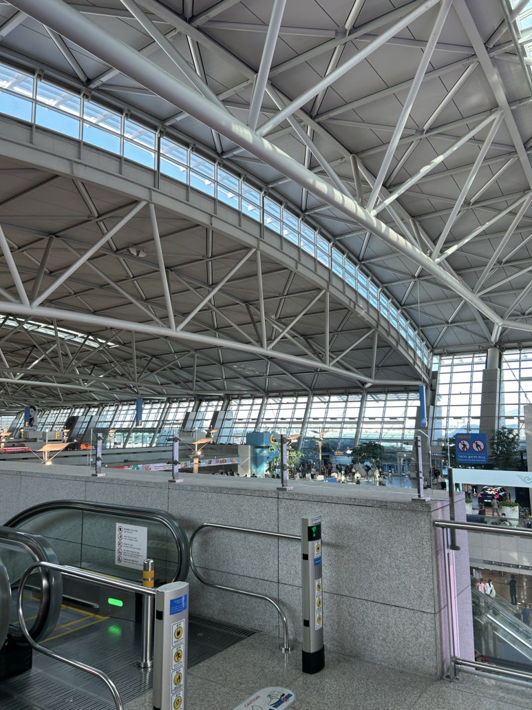 친구는 좀 더 늦게 온다고 해서 공항 카페에 앉아서 친구들과 영상통화를 하면서 시간을 보냈다.
