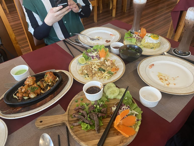 3명이 먹는 것 치고는 음식을 거의 7개 가까이 시켜서 먹고 배부르게 밖으로 나왔다.
