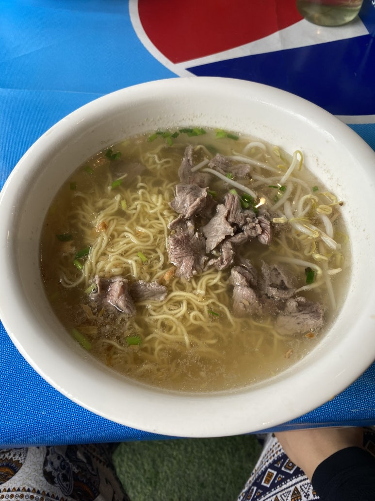 근처 환전소에서 환전을 마치고 눈에 띄는 가게로 향했다.