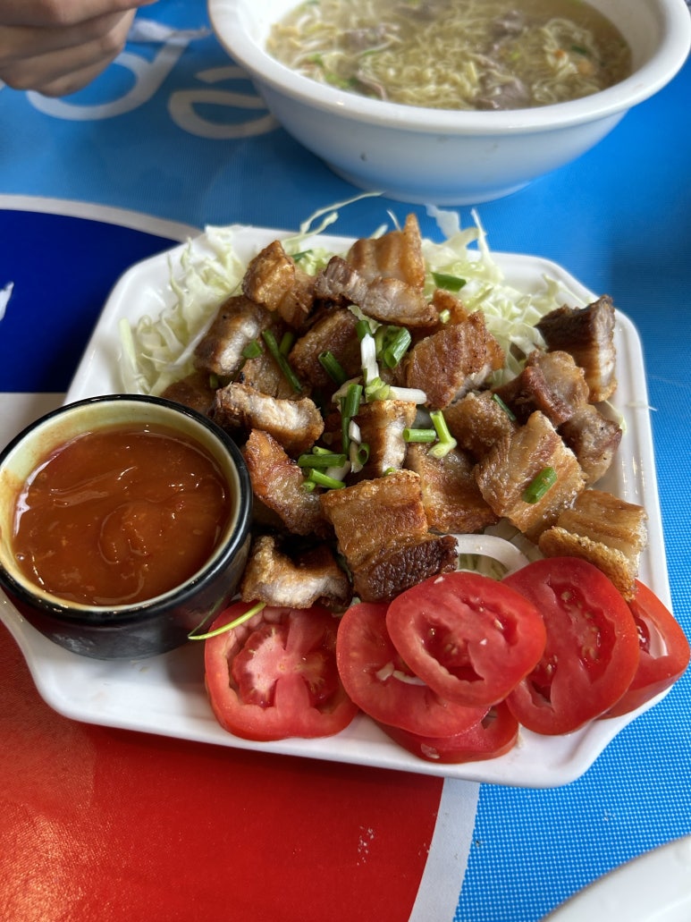 근처 환전소에서 환전을 마치고 눈에 띄는 가게로 향했다.