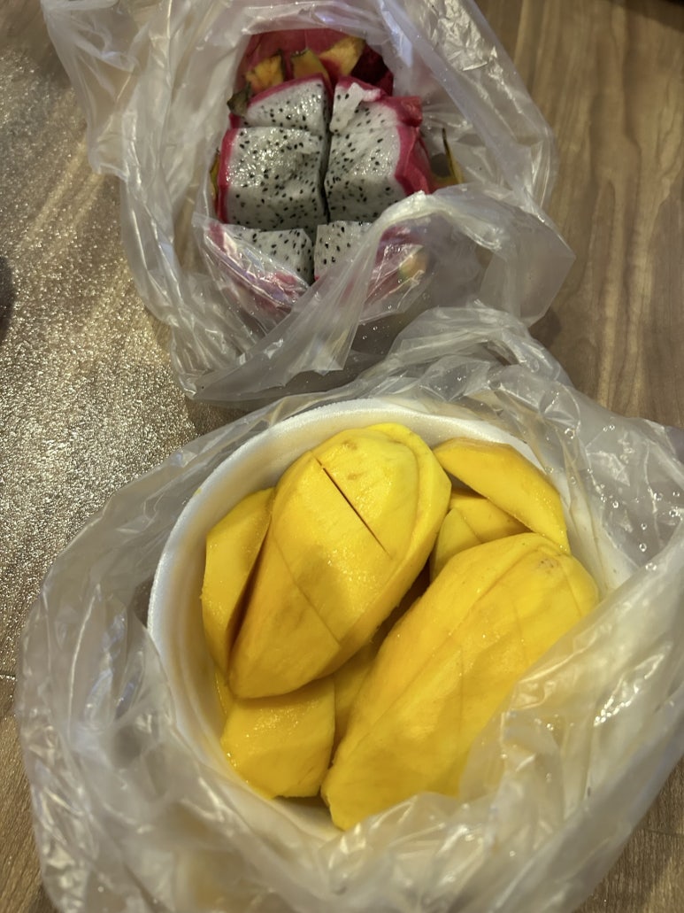 아까 숙소에 들어오기 전에 숙소 맞은편에 있는 과일 가게에서 과일을 미리 사 왔다.