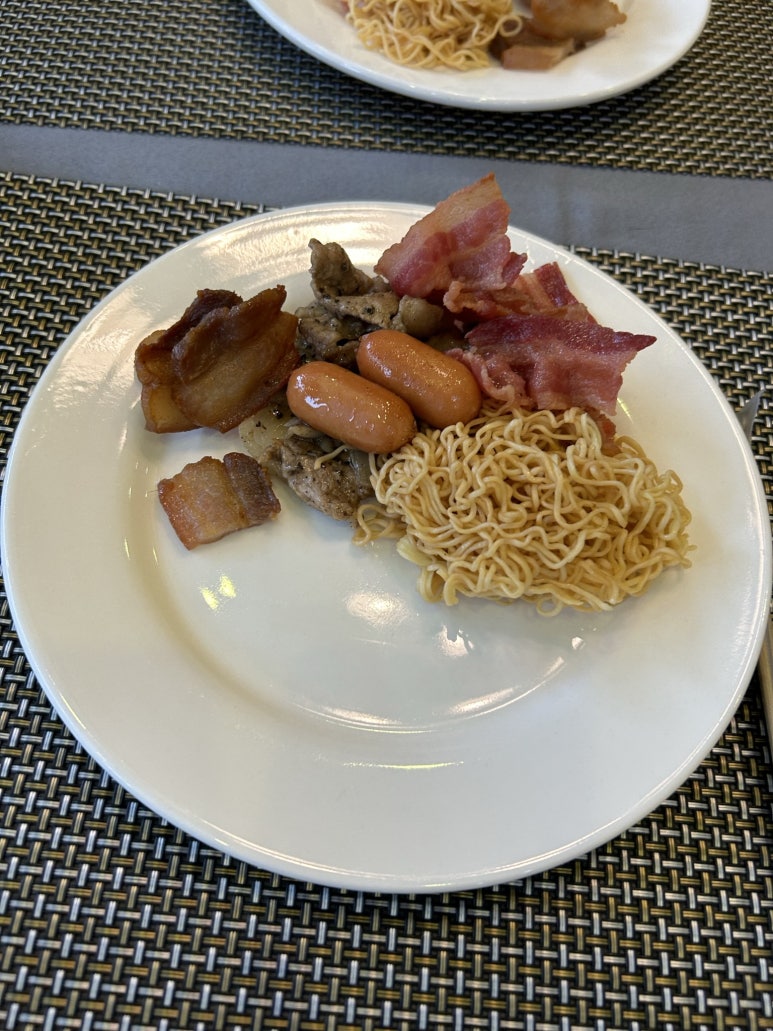 아침은 호텔에서 제공하는 조식을 먹었다.