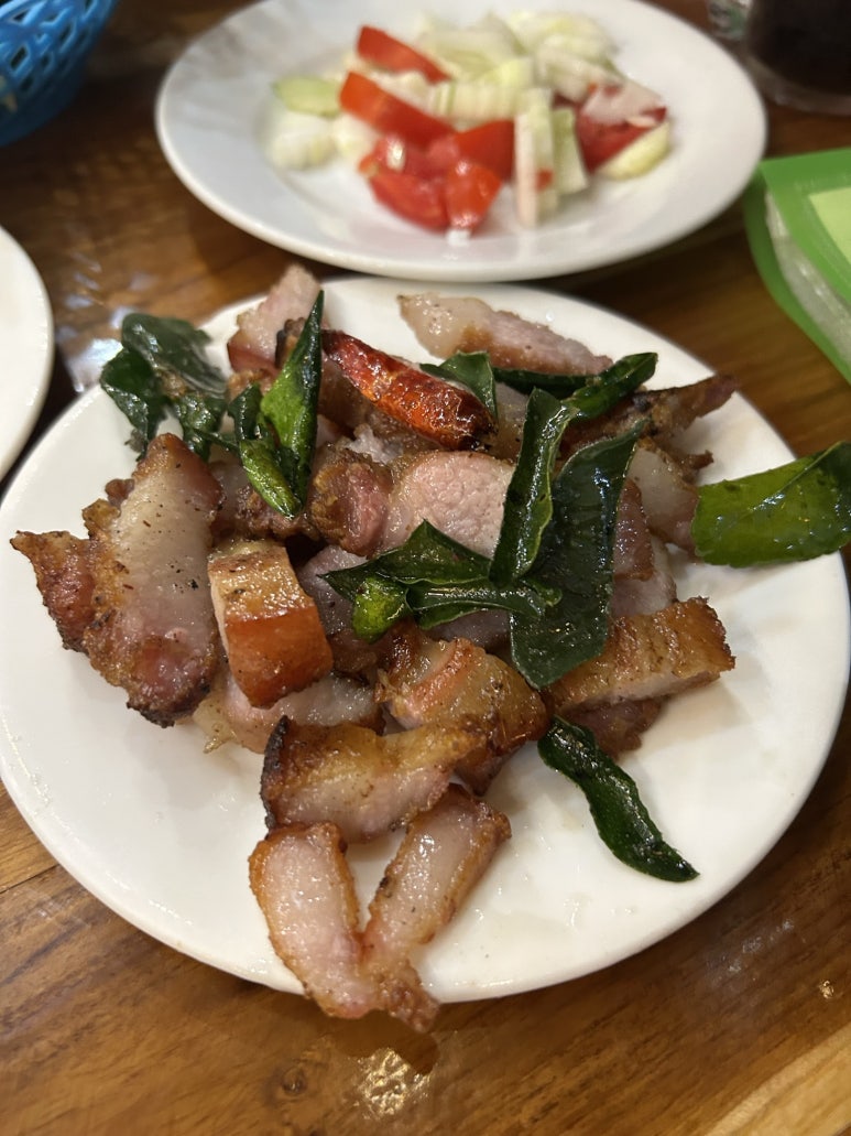 저녁으로는 숯불에 구운 고기를 먹으러 왔다.