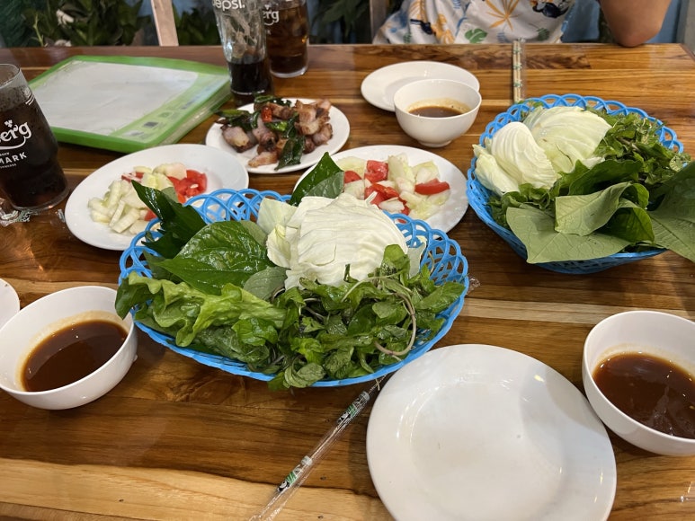 저녁으로는 숯불에 구운 고기를 먹으러 왔다.