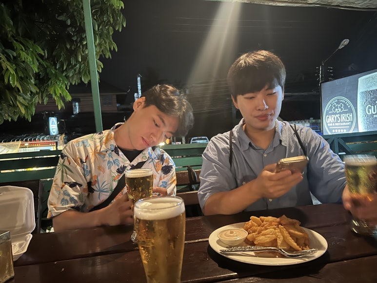 사쿠라바 맞은편 아이리쉬 펍에 가서 맥지와 간단한 감자튀김을 시켰다.
