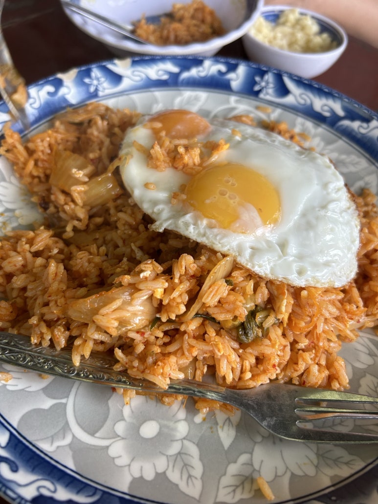 메뉴는 삼겹살과 김치볶음밥!