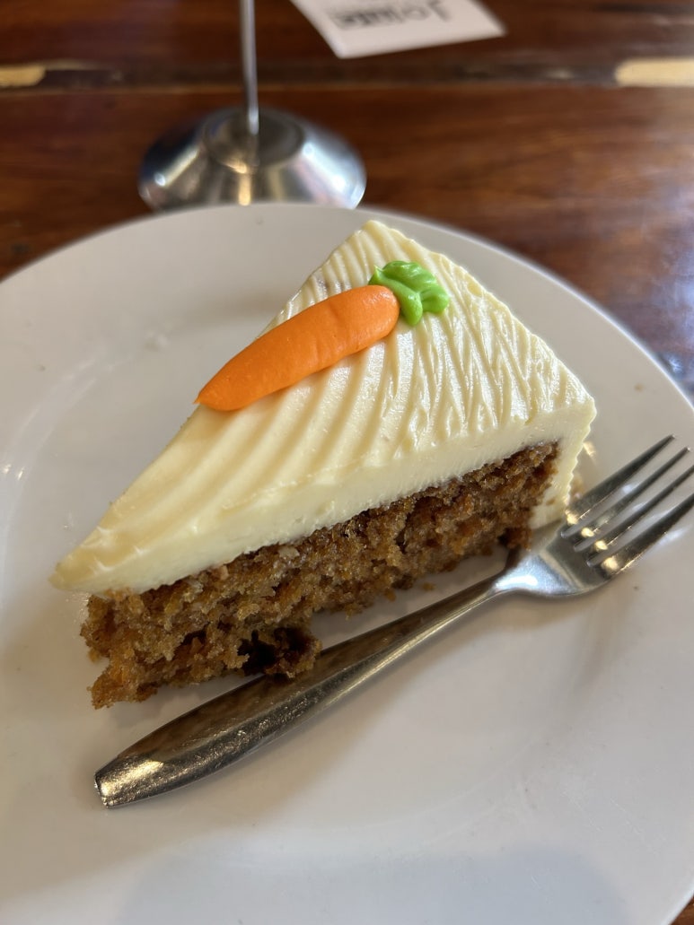 숙소에 도착했는데 아직 체크인 시간이 아니어서 짐을 맡기고 오토바이를 빌렸다.