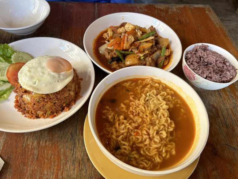 숙소에 체크인을 하고 근처 식당에 밥을 먹으러 나왔는데 한식을 파는 곳이었다.