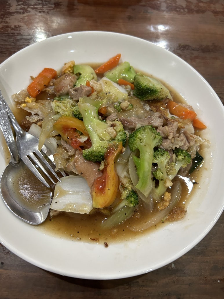 아침에 일어나서 해장을 하러 나왔다.