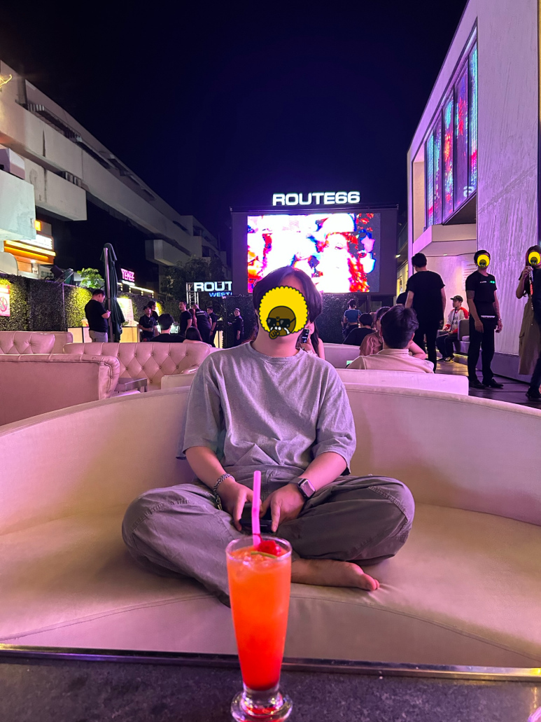 입장권에 포함된 드링크 쿠폰으로 칵테일을 바꿔서 클럽 밖에 잠시 앉아있었다.