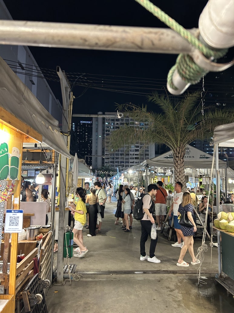 야시장에는 먹을게 되게 많이 있었고 또 옷들도 꽤 많이 팔고 있었다.