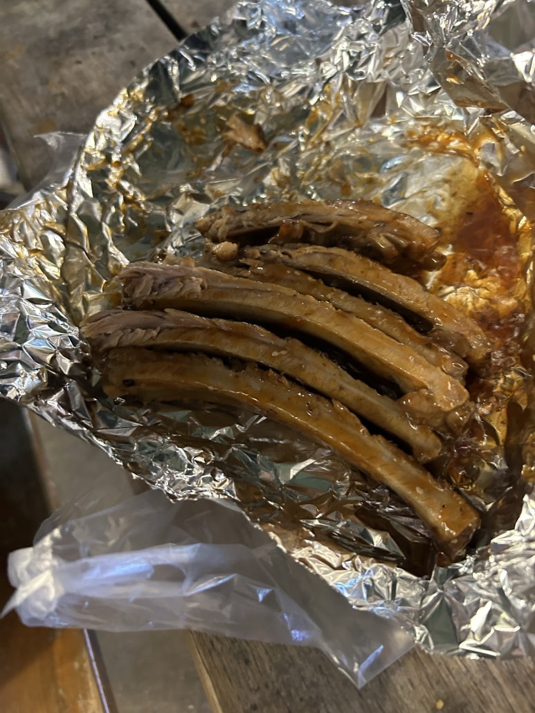 바로 폭립 뜯으면서 망고 주스도 마시고 되게 맛있었다.