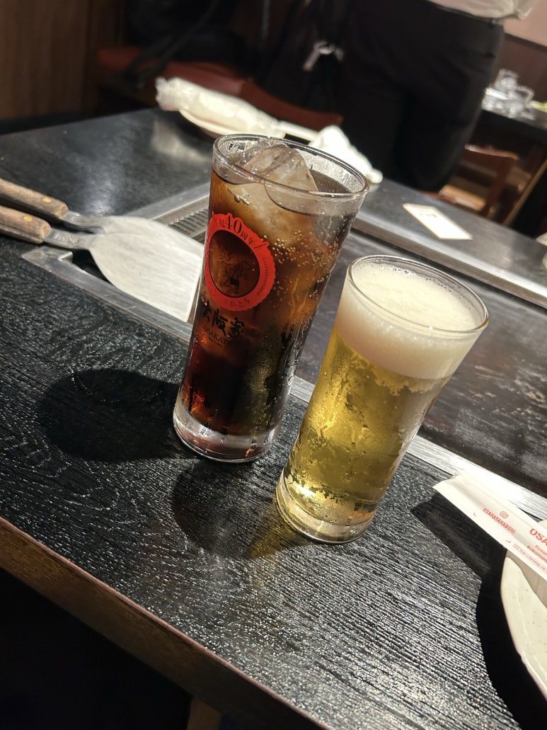 음식이 나오기 전에 콜라와 맥주가 먼저 나왔다.