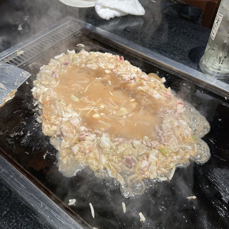 몬자야키가 나왔는데 진짜로 비둘기가 먹다 토한 비주얼이었다.
