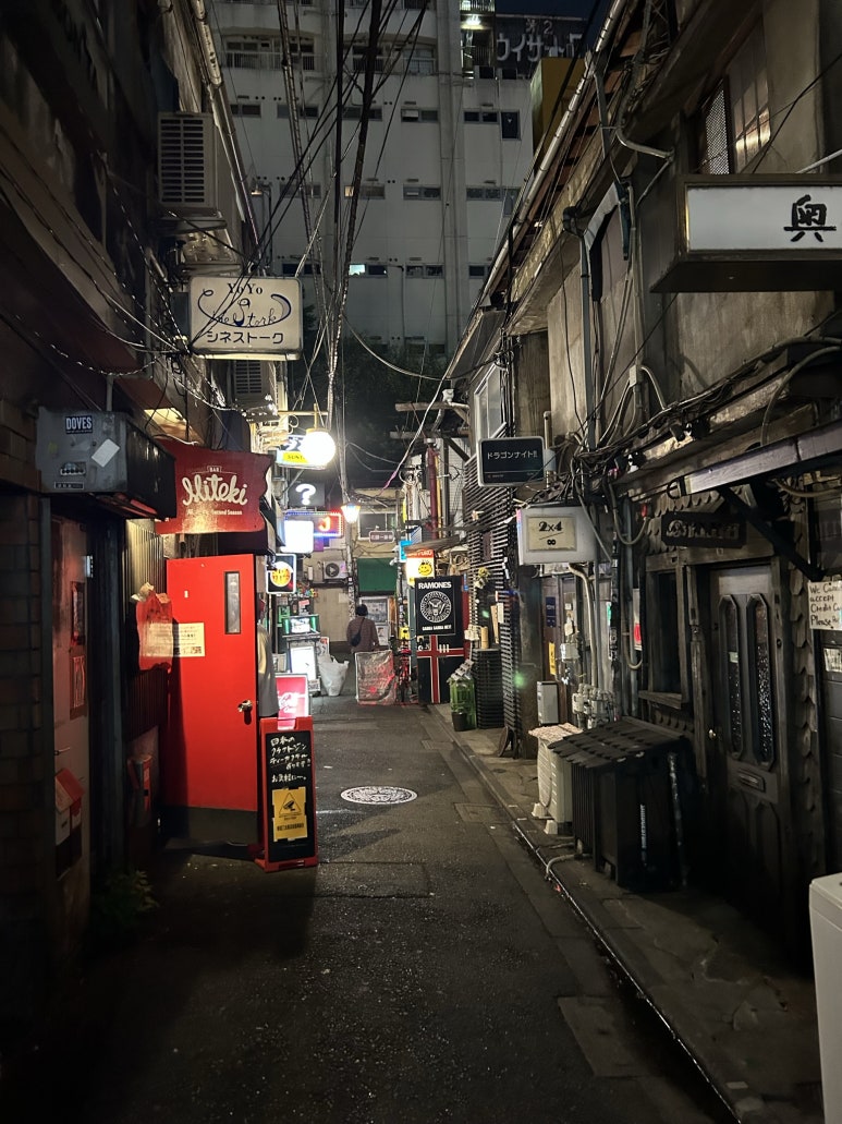 그리고 친구가 어떤 골목으로 나를 데려갔다.