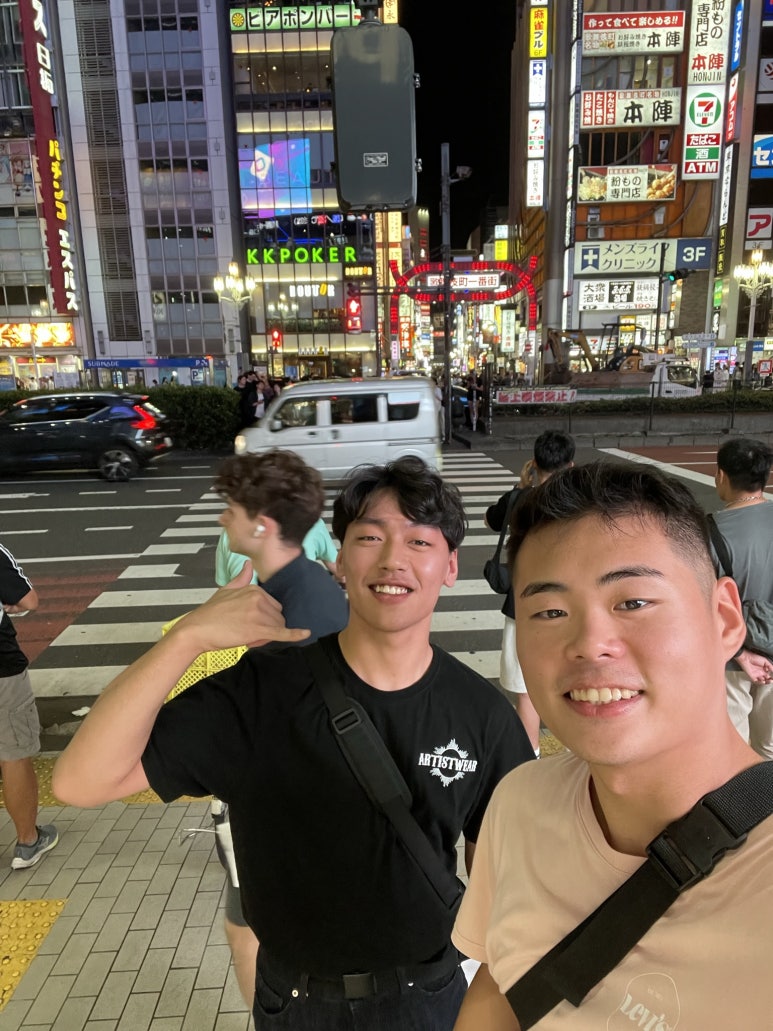 마지막으로 헤어지기 전에 함께 셀카를 찍었다.