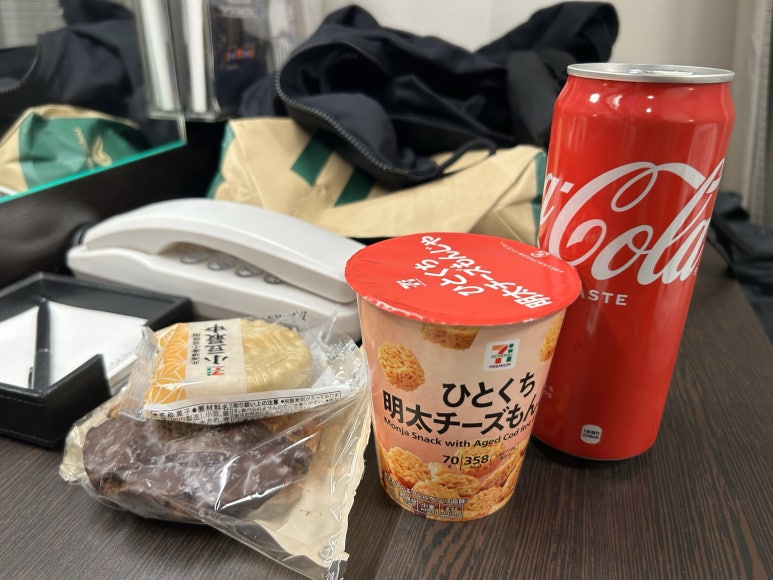 숙소로 돌아오면서 또 먹을 걸 사 왔다.