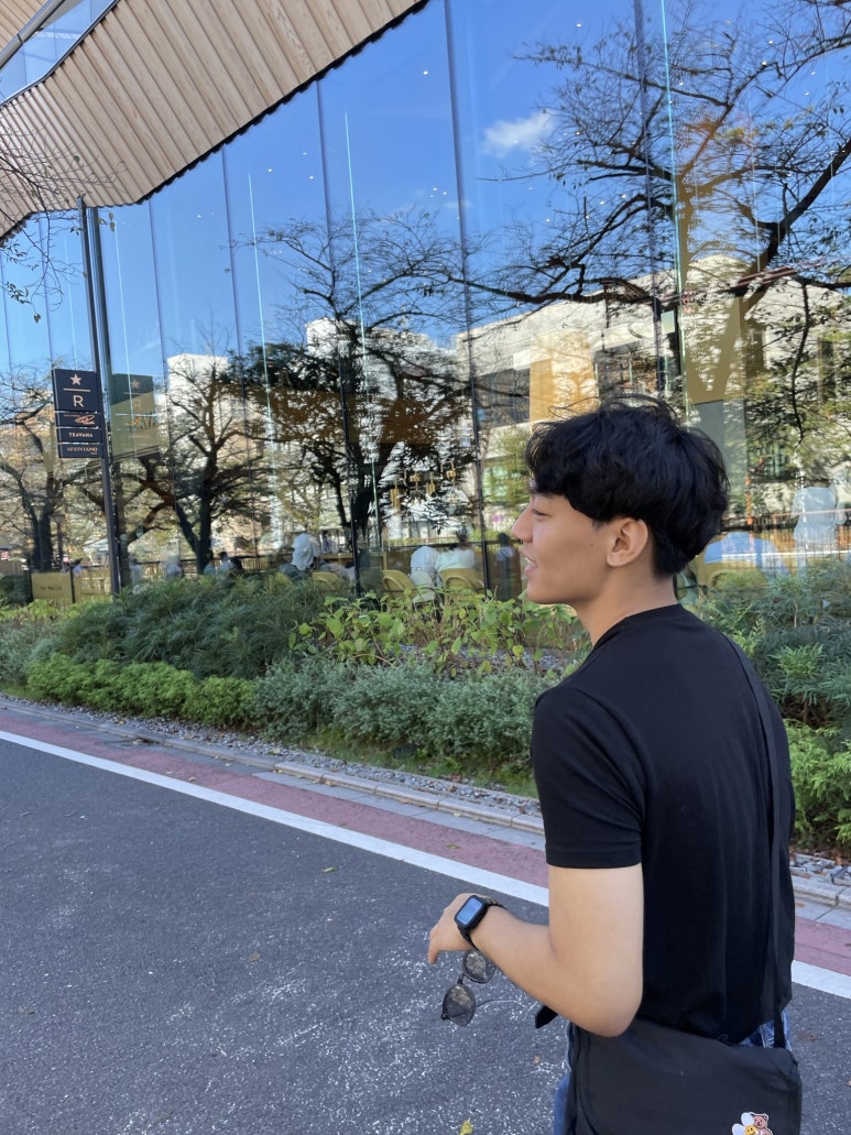 다시 강 주변을 걸어 다니면서 예쁜 건물, 카페 등등을 찾으려고 열심히 돌아다녔다.