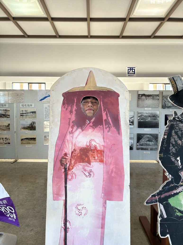 몇몇 층에는 박물관과 같이 여러 가지 옛 유물들 같은 게 있었는데 우리는 그냥 전망대만 보려고 바로 제일 위층으로 올라갔다.