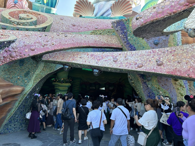 그늘에 앉아서 얘기도 하고 잠깐 쉬었다 걷기도 하고 주변에 코스프레를 하고 계신 분을 보면서 대단하다… 감탄도 하면서 시간을 보냈다.